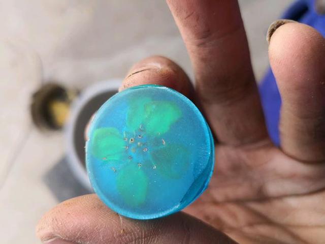 為什么樹脂河流桌拋光到3000目仍未達到鏡面效果？